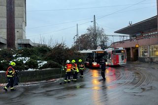 Autobus srazil ženu u nádraží v Praze, amputoval jí nohy - Novinky